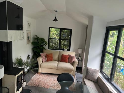 Coin salon dans l'établissement Storeybook cottage