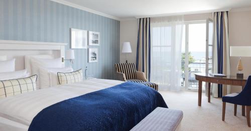 Кровать или кровати в номере Steigenberger Grandhotel & Spa Heringsdorf