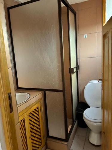 Ένα μπάνιο στο Habitacion Suite Centro Tarija