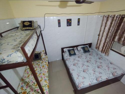 AC Bed And Breakfast At Pushpanjali Phase 2 ,Ovale ,Ghodbunder Road Thane West في ثين: غرفة نوم بها سريرين بطابقين في الغرفة