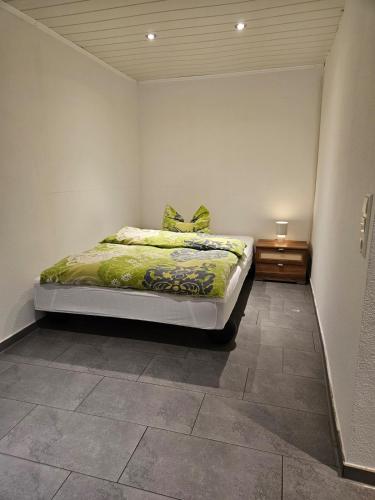 a bedroom with a bed in a corner of a room at 1-Zimmer Apartment in Oberopfingen