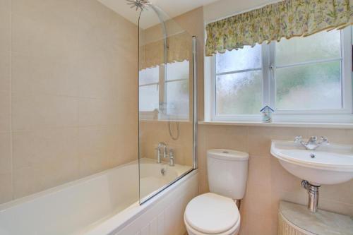 Et badeværelse på Camberley Cottage