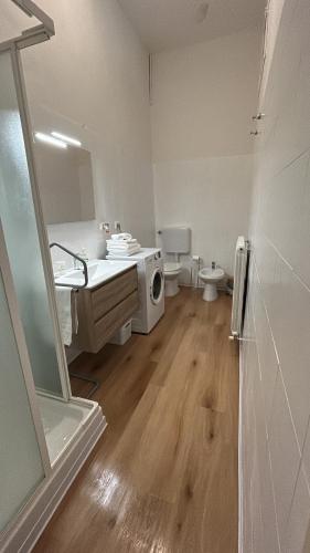 フェラーラにあるRipa Grande Apartmentの洗面台とトイレ付きのバスルーム