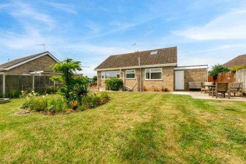 a view of a house with a yard at Sunbeam in Snettisham