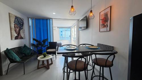 a kitchen and living room with a table and chairs at Apartamento Cartagena en el laguito bocagrande vista al mar in Cartagena de Indias
