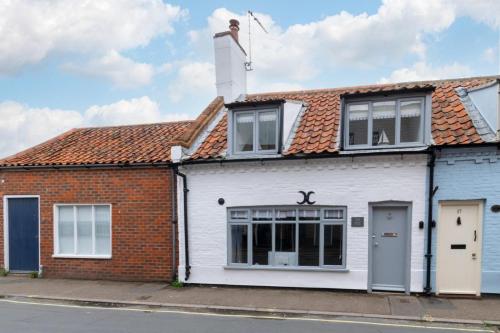 an image of a detached house in a street at Anchors Aweigh in Southwold