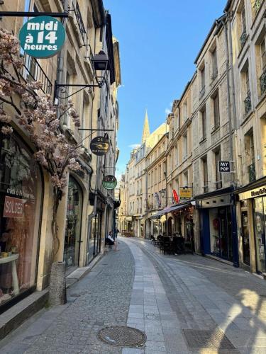 an empty street in a city with buildings at Suite Romantique, hyper centre in Caen