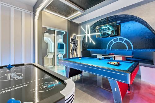 Sala de juegos en 2025 NEW 10BD At Windsor Cay Pool and Game Room