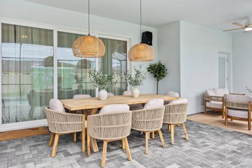 Un lugar para sentarse en 2025 NEW 10BD At Windsor Cay Pool and Game Room