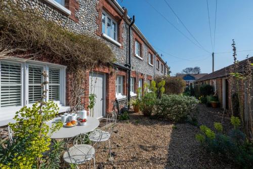 a small garden in front of a brick building at Seastone in Weybourne