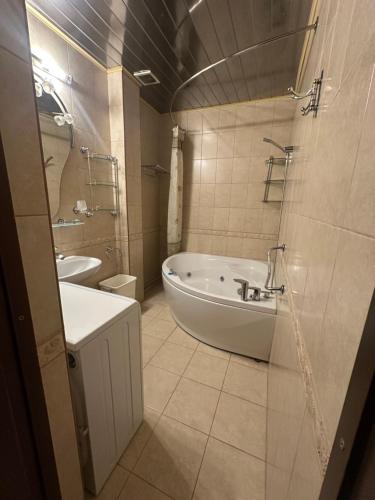 Ένα μπάνιο στο Apartment in the center of Tashkent