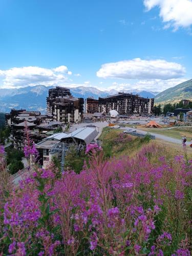 T2 Les orres 1800 pied des pistes avec piscine et sauna