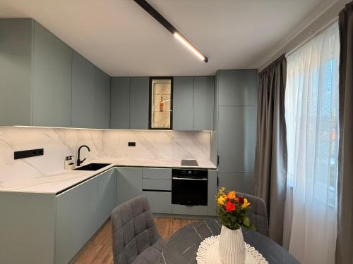 Serenity Suitesにあるキッチンまたは簡易キッチン