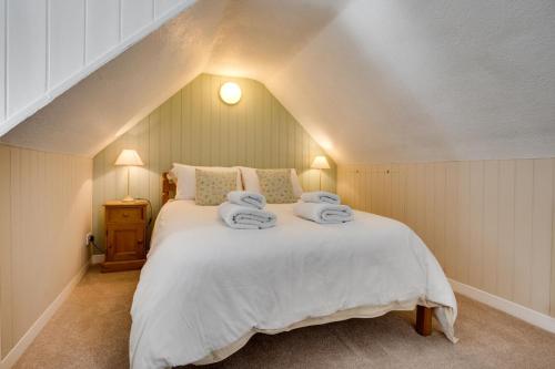 ein Schlafzimmer mit einem großen Bett mit Handtüchern darauf in der Unterkunft Coldburn Cottage in Kirknewton