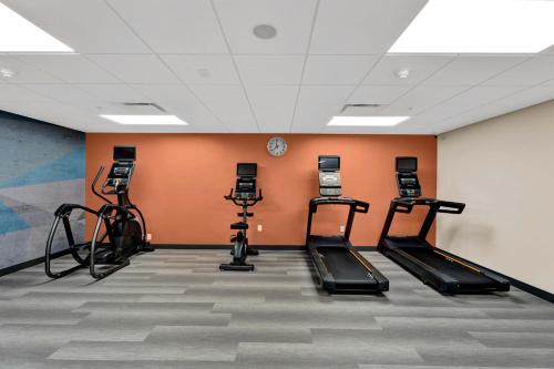 a gym with treadmills and ellipticals in a room at Candlewood Suites - Detroit - Auburn Hills by IHG in Auburn Hills