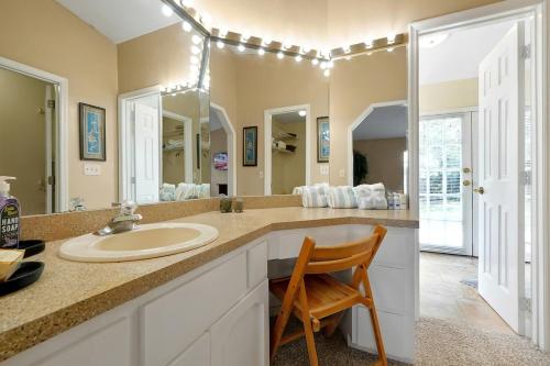 オーランドにあるPrivate Hot Tub Stay by Disneyの洗面台と鏡のあるバスルーム