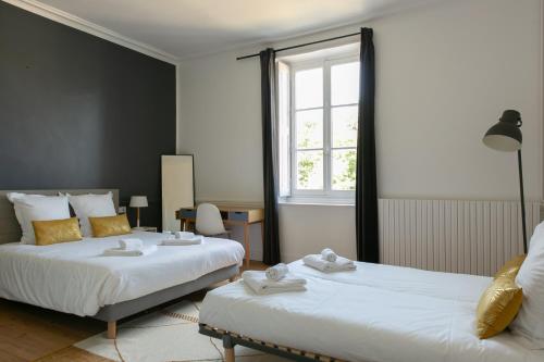 Ένα ή περισσότερα κρεβάτια σε δωμάτιο στο Maison de Maître La Champagnère - Piscine - 15 Voyageurs