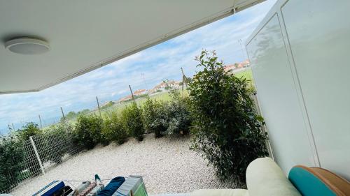 ein Zimmer mit Fenster und Blick auf einen Strand in der Unterkunft Chonanson in Perpignan