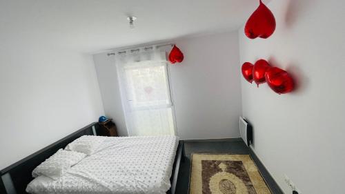 ein Schlafzimmer mit einem Bett und einem Fenster mit roten Luftballons in der Unterkunft Chonanson in Perpignan