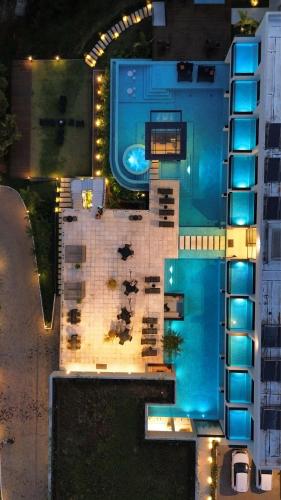 an aerial view of a building with a swimming pool at Collegare Hotel in Capitólio