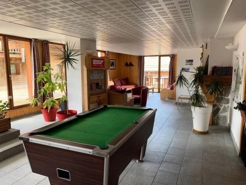 une grande pièce avec une table de billard à l'intérieur dans l'établissement Résidence Cristallines - 2 Pièces cabine 6 personnes MAE-7374, à Orcières