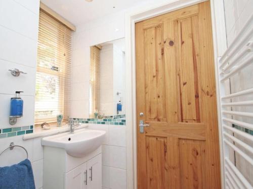 Koupelna v ubytování Mithian Cottage