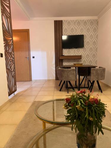 Una televisión o centro de entretenimiento en New, quiet and comfortable