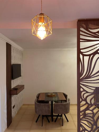 Una televisión o centro de entretenimiento en New, quiet and comfortable