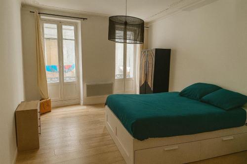 เตียงในห้องที่ Bel appartement au centre ville de Carpentras