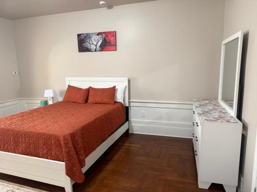 Una cama o camas en una habitación de Judees Comfort 1 Charming 1 bedroom Studio walking distance to Hospital Public Transportation to New York City Airport Downtown Newark Restaurants and night life