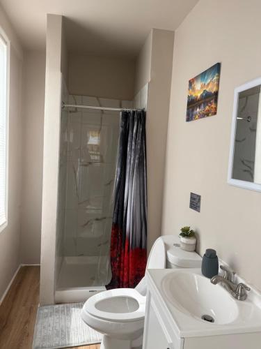 Un baño de Judees Comfort 1 Charming 1 bedroom Studio walking distance to Hospital Public Transportation to New York City Airport Downtown Newark Restaurants and night life