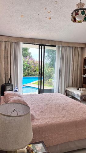 Ένα ή περισσότερα κρεβάτια σε δωμάτιο στο casa en cuernavaca