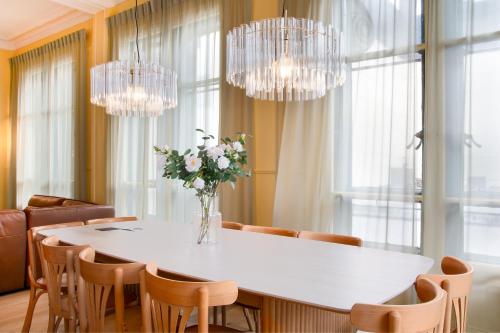 a dining room with a table and chairs and chandeliers at Les Lofts du Pont - Par Les Lofts Vieux-Québec in Quebec City