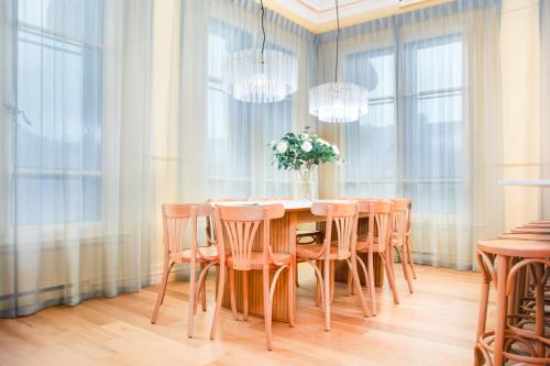a dining room with a table and chairs at Les Lofts du Pont - Par Les Lofts Vieux-Québec in Quebec City