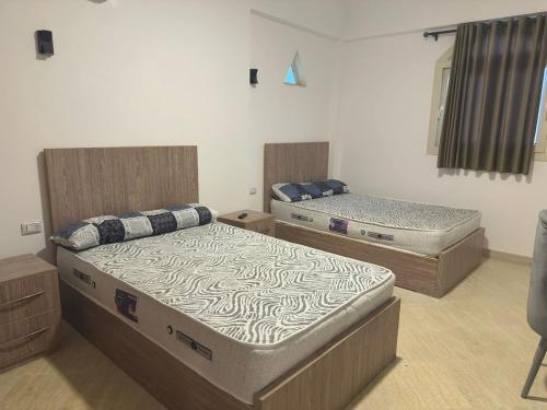 マルサー・アラムにあるSeaside Modern Loft Chalet in Marsa Alamの部屋に2つのベッドがある