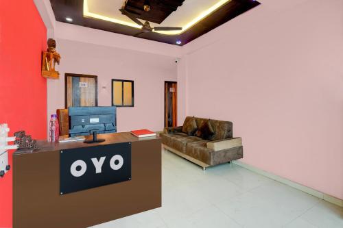 Ruang duduk di Hotel O Kalyan