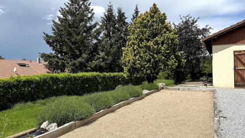 にあるStudio indépendant au calmeの茂みと木々の庭園