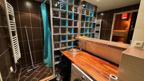 bagno con doccia e ripiano in legno di Résidence Anges - studio sur les pistes - Balcon - Belle vue. MAE-7424 a Monginevro