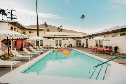 Πισίνα στο ή κοντά στο The Wesley by AvantStay Mid-Century Modern Oasis with Pool