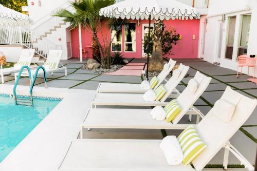 Πισίνα στο ή κοντά στο The Wesley by AvantStay Mid-Century Modern Oasis with Pool