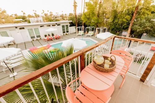 Μπαλκόνι ή βεράντα στο The Wesley by AvantStay Mid-Century Modern Oasis with Pool