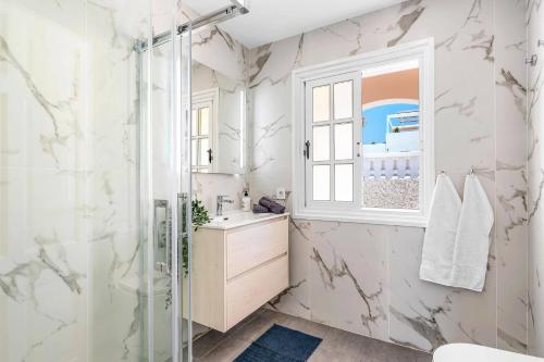 a bathroom with a shower and a sink at Villa Venezuela by Villa Plus in Callao Salvaje