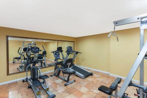 Fitness centrum a/nebo fitness zařízení v ubytování Days Inn by Wyndham Mission Valley-SDSU