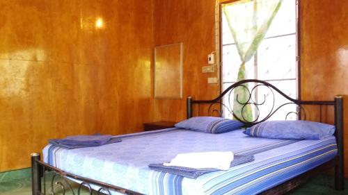 En eller flere senge i et værelse på Happy Bungalow