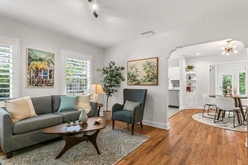 un soggiorno con un divano e un tavolo di Pool House Oasis - Home for 6 a Tampa