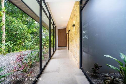 Сад в Brand New! Serenity Glass Mountain Villa