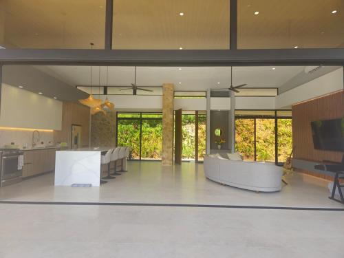 Телевизор и/или развлекательный центр в Brand New! Serenity Glass Mountain Villa
