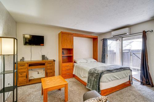 Katil atau katil-katil dalam bilik di 3 Mi to Tucson Medical Center Studio Apt with Patio