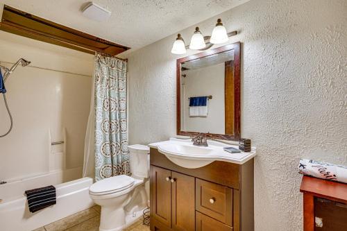 Bilik mandi di 3 Mi to Tucson Medical Center Studio Apt with Patio