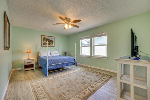 ジャクソンビルにあるCanal-Front Retreat 4 Mi to Jacksonville Beach!のベッドと天井扇風機のある寝室